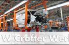 VW Mitarbeiten komplettieren die Bodengruppe des VW Crafter. Quelle: http://die-autotester.com