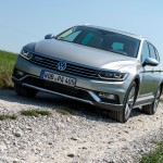 Der neue Volkswagen Passat Alltrack auf Schotter unterwegs
