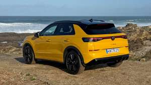 2025 VW T-Roc 1.5 l eTSI R-Line Canary Yellow Schwarz